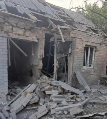 Обстріли Дніпропетровщини: на Нікопольщині поранено жінку, пошкоджено будинки, газогін та ЛЕП. ФОТОрепортаж