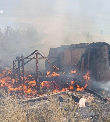 Дві пожежі за день виникли у селищі на Харківщині через обстріл армії РФ