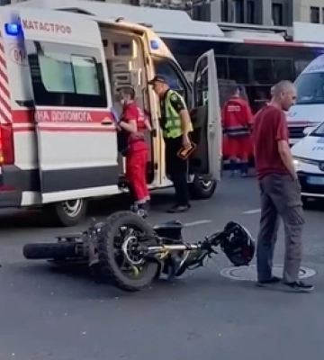 У Луцьку на Винниченка зіткнулися легковик та мотоцикл (відео)