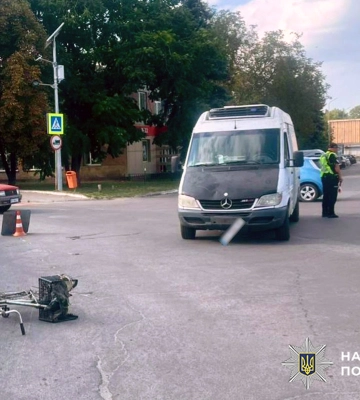На Хмельниччині літній велосипедист потрапив під мікроавтобус, яким кермував 24-річний молодик