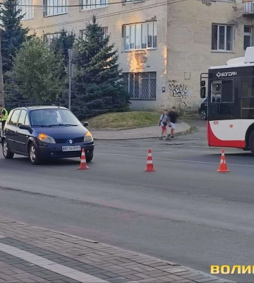 У Луцьку на Винниченка зіткнулися легковик та мотоцикл (відео)