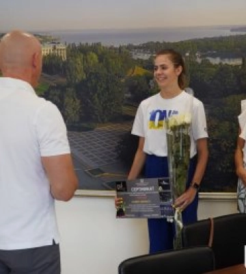 Талановита миколаївська спортсменка Валерія Перемета отримала грошову премію від міста