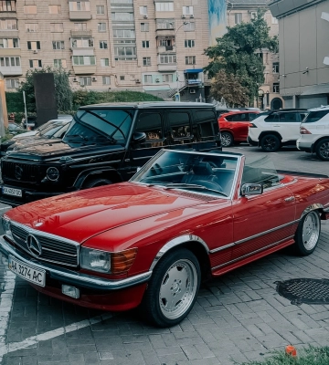 Яркая звезда 80-х: в Киеве заметили редкий заряженный спорткар Mercedes-AMG 