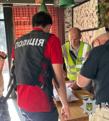 Затримано посадовця Міноборони, який за $10 тис. влаштовував чоловіків на підприємство для бронювання, - Нацполіція. ФОТОрепортаж