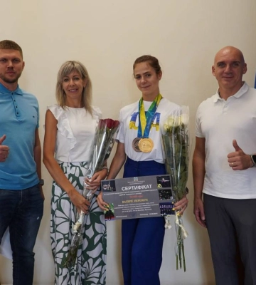 Талановита миколаївська спортсменка Валерія Перемета отримала грошову премію від міста