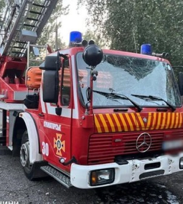В Краматорске спасатели оказались под повторным ударом россиян: обломки повредили пожарную автолестницу. ФОТОрепортаж