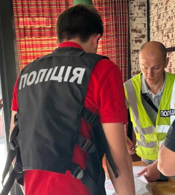 Затримано посадовця Міноборони, який за $10 тис. влаштовував чоловіків на підприємство для бронювання, - Нацполіція. ФОТОрепортаж
