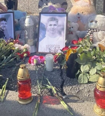 Жителі Шаргорода несуть квіти на місце вбивства двох школярів: оголошено дату похорону