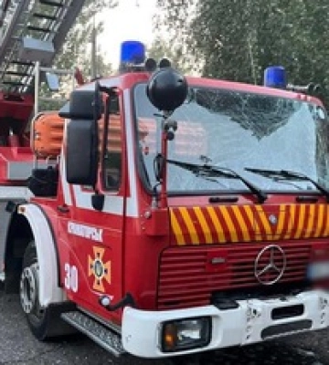 У Краматорську рятувальники опинилися під повторним ударом росіян: уламки пошкодили пожежну автодрабину. ФОТОрепортаж