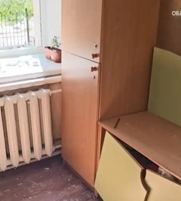 Росіяни вдарили по закладу освіти в Херсоні: поранено охоронця. ВIДЕО
