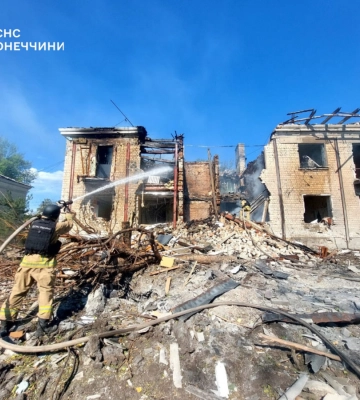 Армия РФ нанесла удар по Новодонецкому: возник масштабный пожар, есть погибший и раненые