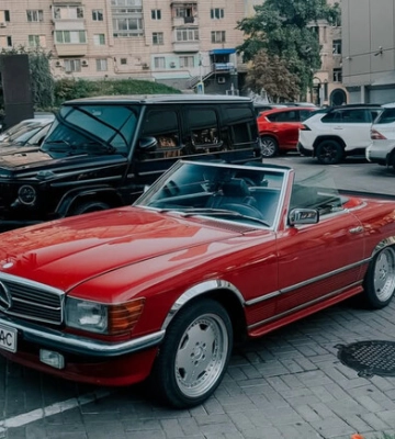 У Києві помітили затюнінгований рідкісний Mercedes-Benz 560 SL