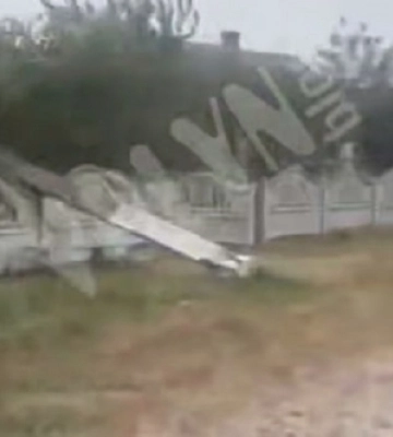 На Волині сильний вітер повалив три стовпи: люди лишились без електрики