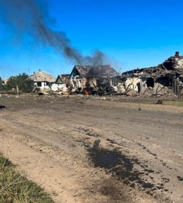 Внаслідок удару КАБами по селу на Харківщині спалахнула пожежа, двоє поранених