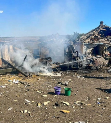 Внаслідок удару КАБами по селу на Харківщині спалахнула пожежа, двоє поранених