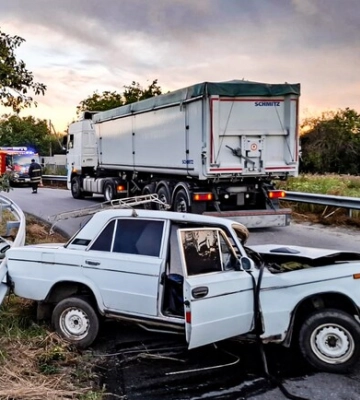 На Харківщині ВАЗ "влетів" у вантажівку: постраждалих забрала швидка