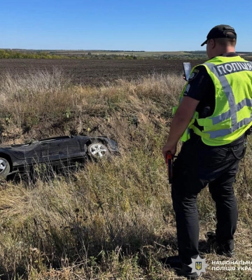 У Харківській області автівка вилетіла з траси в кювет: постраждала дворічна дитина