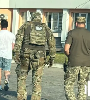 Незаконно оформлял премиальные автомобили: из Германии в Украину экстрадировали экс-чиновника, - ГБР. ФОТОрепортаж