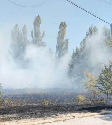 Після атаки виникла пожежа у Наддніпрянському старостинському окрузі на Херсонщині. ФОТО