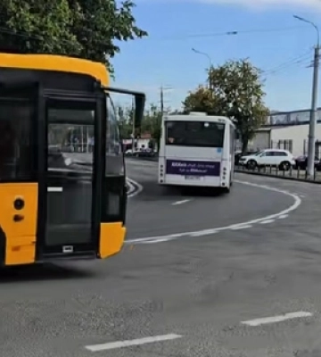 У гонитві за пасажирами порушують ПДР: лучани скаржаться на «перегони» автобусів у Луцьку (відео)