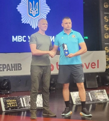 Черкаський ветеран отримав нагрудний знак «За відзнаку в службі» від МВС