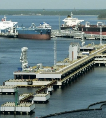 Вспыхнуло судно в нефтяном порту Приморск: россияне жалуются на атаку дронов