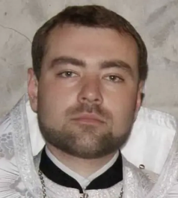 Священник Московської церкви поранив військового сокирою: ЗМІ назвали імʼя нападника