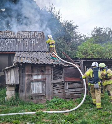 У Чернівцях горів склад, а на Сокирянщині господарська будівля