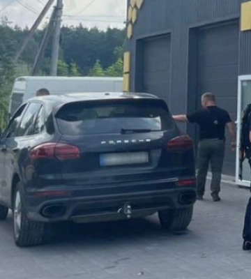 Біля Львова застрелили двох працівників автосервісу