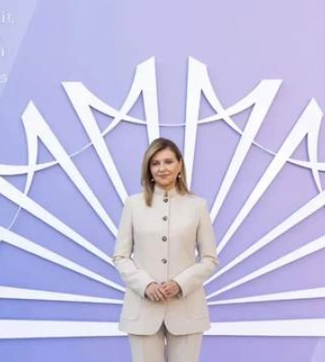 Нагородження перших леді і джентльмена. Олена Зеленська одягла ефектний костюм біло-молочного кольору від українського бренду