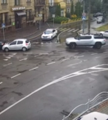 У Луцьку на перехресті Renault протаранив Tesla