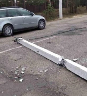 Буревій на Волині повалив електроопори та спричинив пожежу