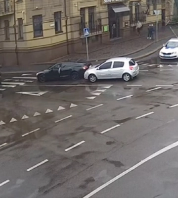 У Луцьку «рено» влетіло у дорогущу «теслу» (відео)