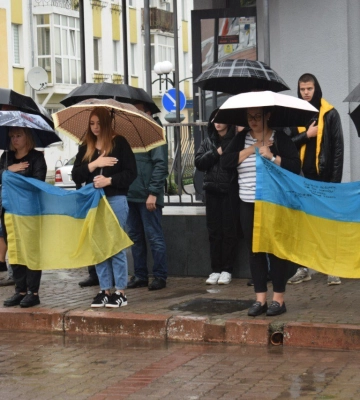 Під дощем прощалися у Здолбунові з гранатометником, який загинув на війні (ФОТО)