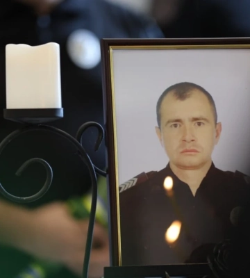 У Миколаєві попрощалися з поліціянтом із Херсонщини, який загинув під час евакуаційної операції
