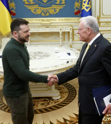 «Готовий надати громадянство, квартиру». Зеленський пожартував про візит Келлога в Київ