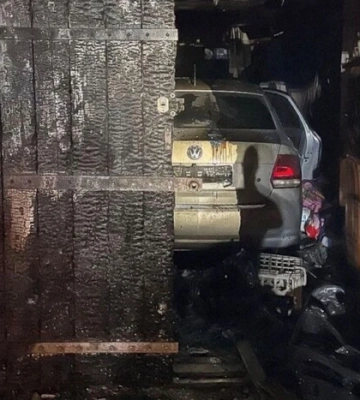 На Київщині чоловік підпалив гараж із власником всередині, бо йому не дали прикурити