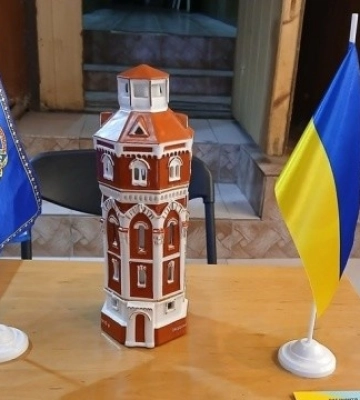 У Житомирі відкрили мистецький проєкт «Вежа: кроки пам'яті», присвячений Маріуполю