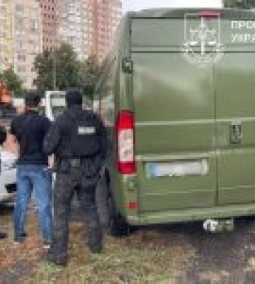 У Києві затримали жінку, яка незаконно продавала авто для ЗСУ