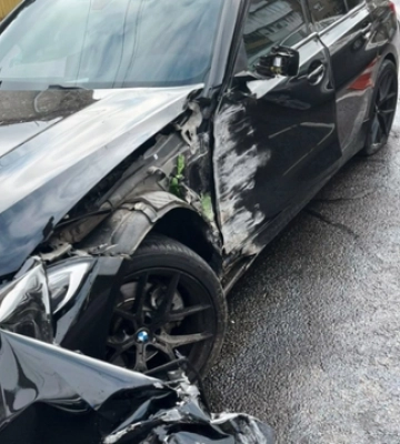 У Луцьку неуважний водій BMW влетів у стовп 