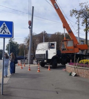 Нову електроопору встановили на перехресті у Рівному