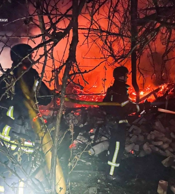 Рятувальники гасили пожежу після ворожих ударів у Сумському районі