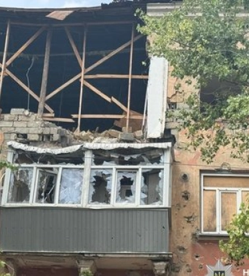 Окупанти вдарили по Дніпровському району Херсона: двоє поранених