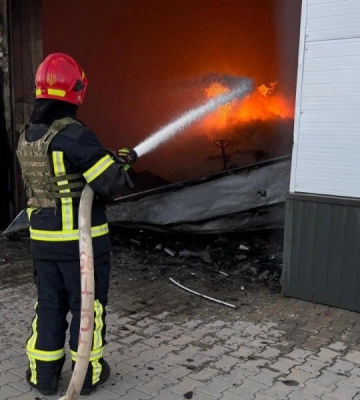 У Загвізді рятувальники ліквідували пожежу на складі. ФОТО