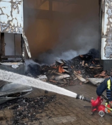 У Загвізді рятувальники ліквідували пожежу на складі. ФОТО