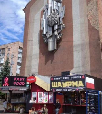 Перед ЦУМом буде мурал