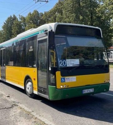 Вандали у Львові пошкодили новий великий низькопідлоговий автобус, який щойно вийшов на маршрут