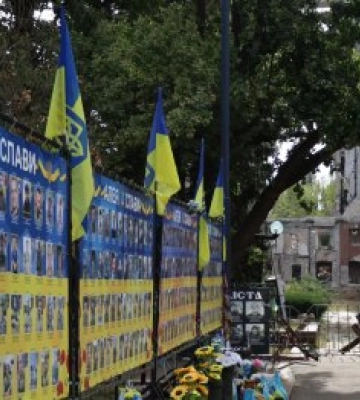 Пам'яті містян, що загинули у війні: у Миколаєві до Дня міста поклали квіти до Алеї Слави
