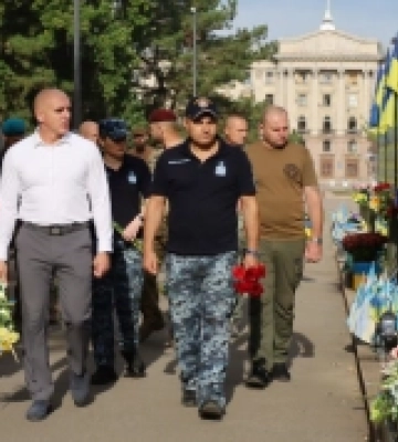 Пам'яті містян, що загинули у війні: у Миколаєві до Дня міста поклали квіти до Алеї Слави