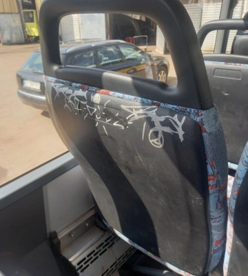 Вандали у Львові пошкодили новий великий низькопідлоговий автобус, який щойно вийшов на маршрут